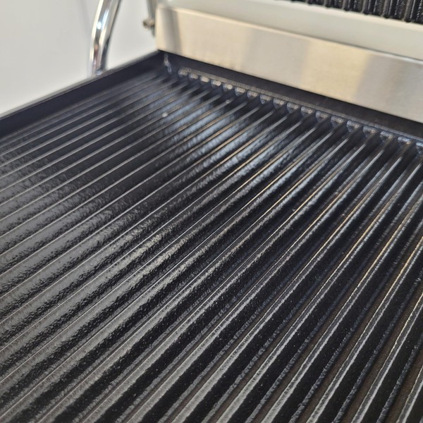 Ribbed panini grill