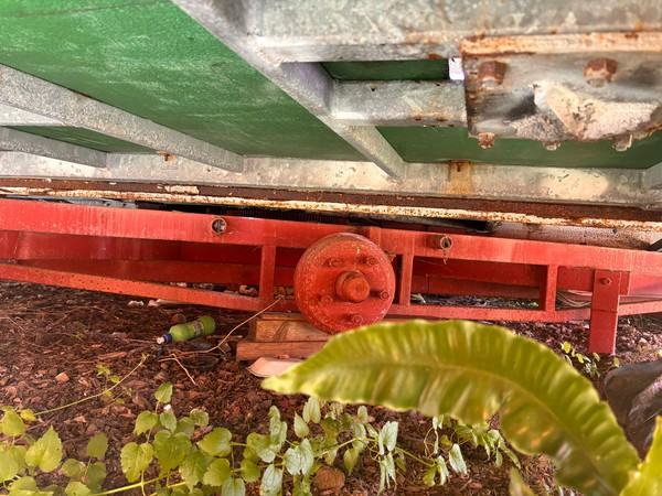 Trailer mounted fairground tea cups ride