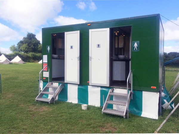 Toilet trailer