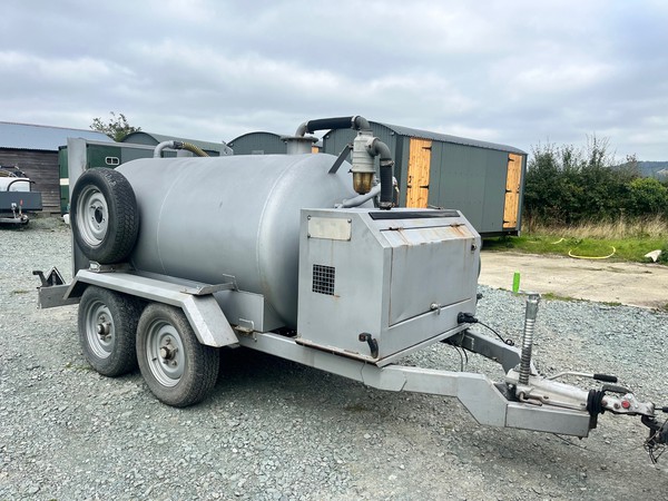 Trailer mounted Vacuum tank