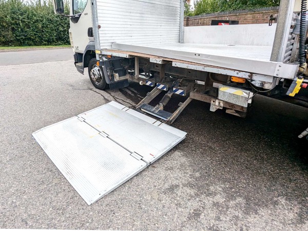 Side mounted tail lift