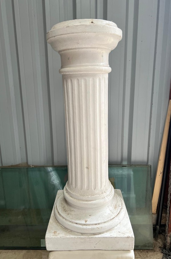 Secondhand 4x White Round Pedestal For Sale