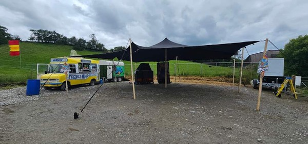 Second hand stretch tents in black