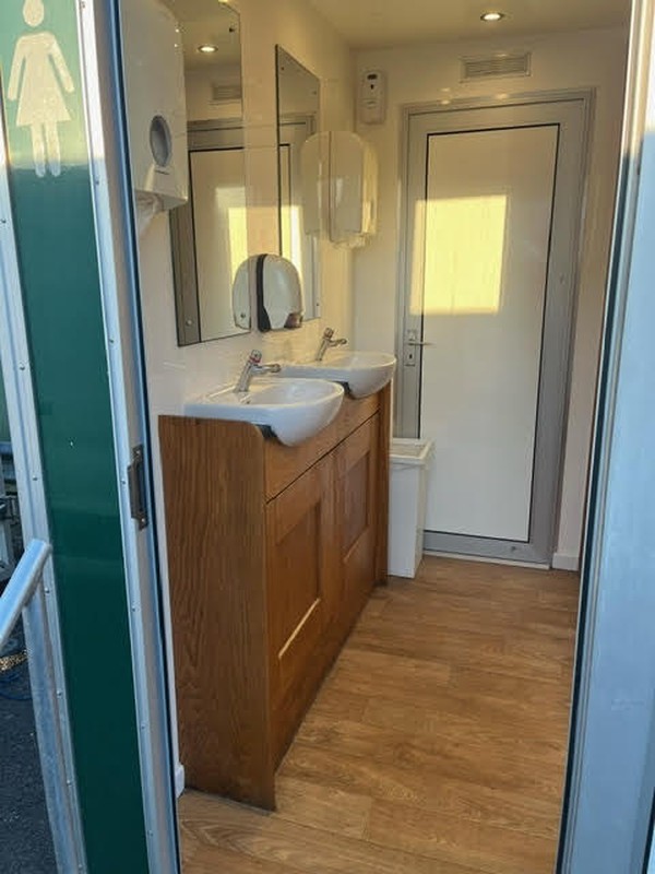 Secondhand 2+1 Luxury Toilet Trailer For Sale