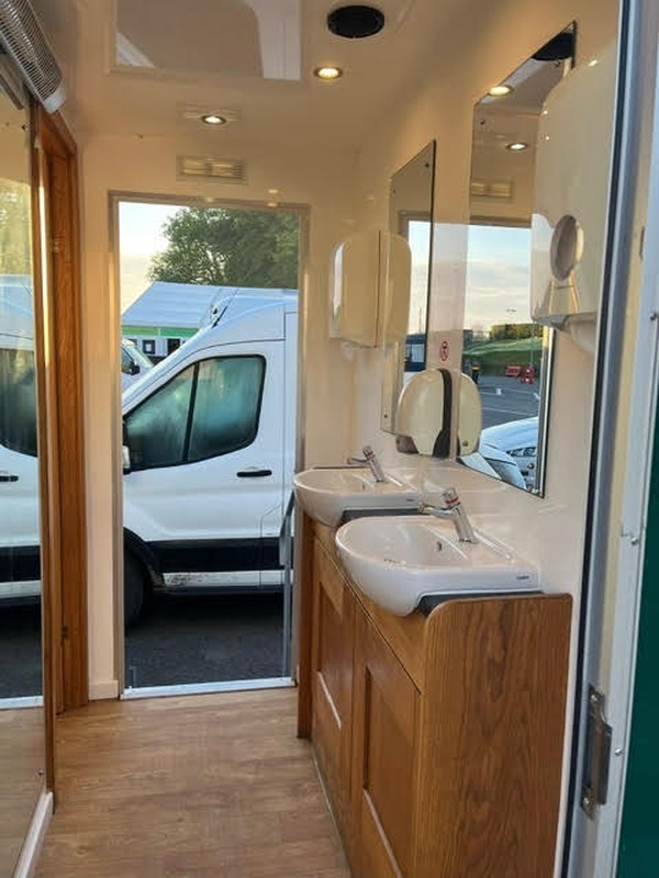 Secondhand 2+1 Luxury Toilet Trailer For Sale