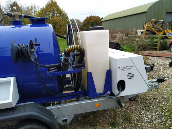 Vacuum tank with tiger tail pipe