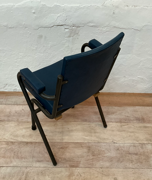 Secondhand Stackable Vintage Theatre-Style Chairs For Sale