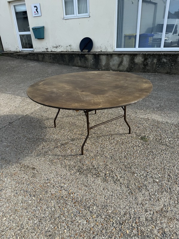 Round tables with folding legs