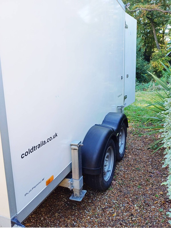 Fridge trailer with steadies