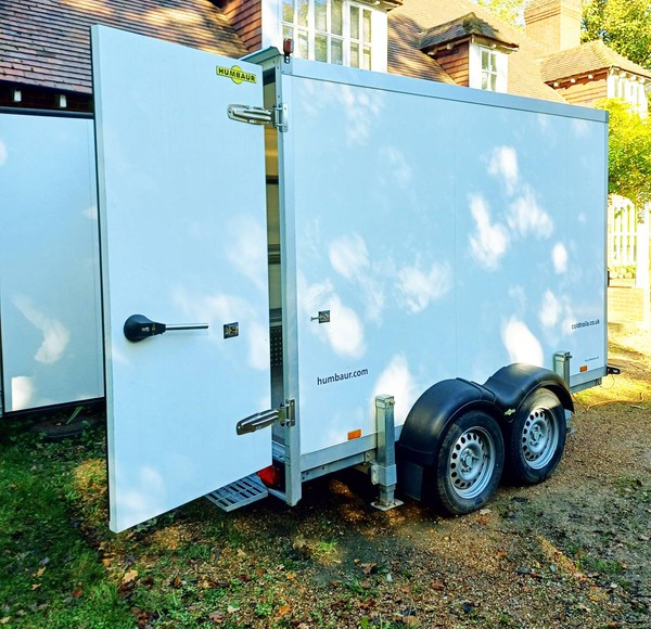 Refrigerated trailer with barn doors