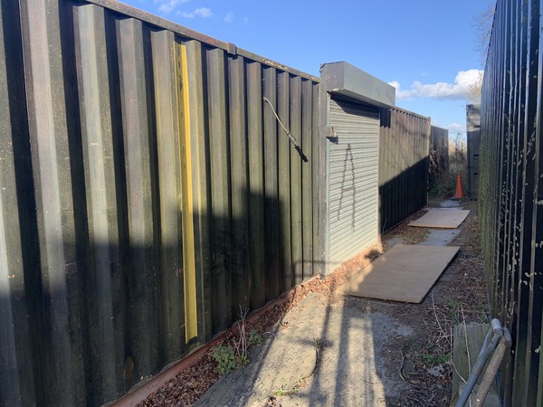 Container with shutter