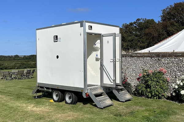 Compact four bay toilet trailer