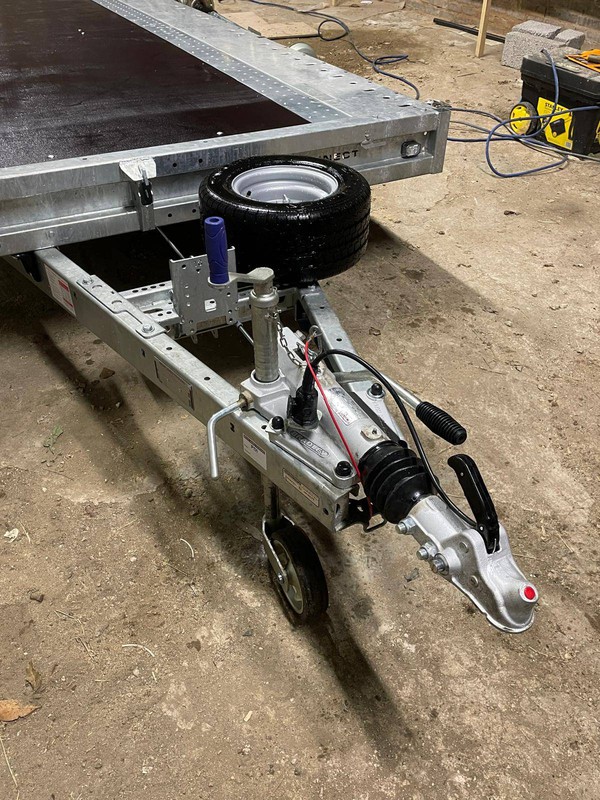 Flat bed trailer tow hitch