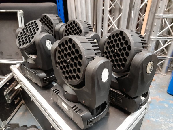 Secondhand Moving Head Wash Lights 4way Flight Cases For Sale