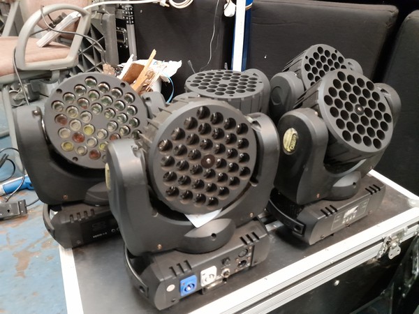 Secondhand Moving Head Wash Lights 4way Flight Cases For Sale