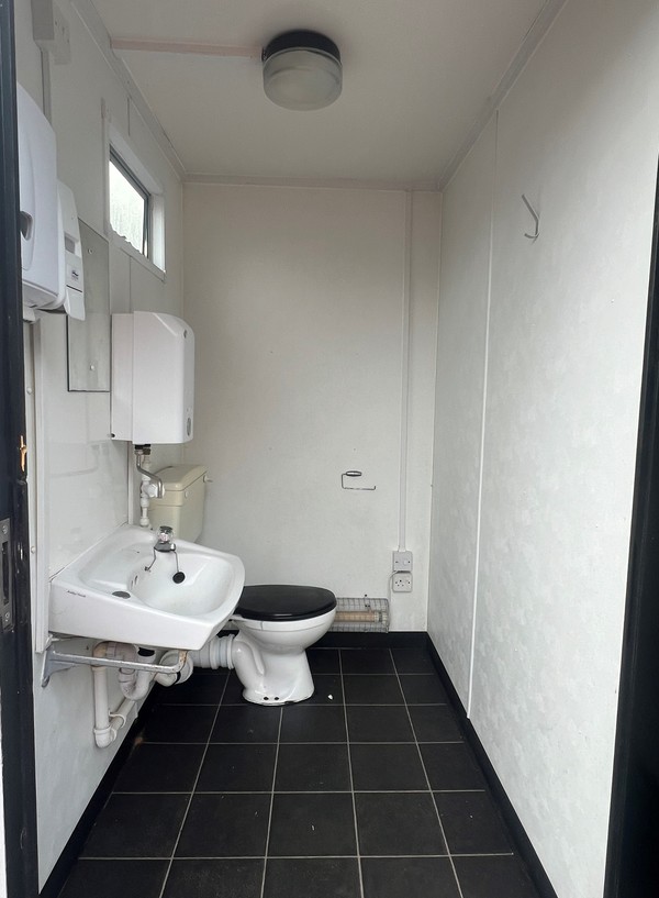 Secondhand Used 2+1 Jackleg Toilet Block