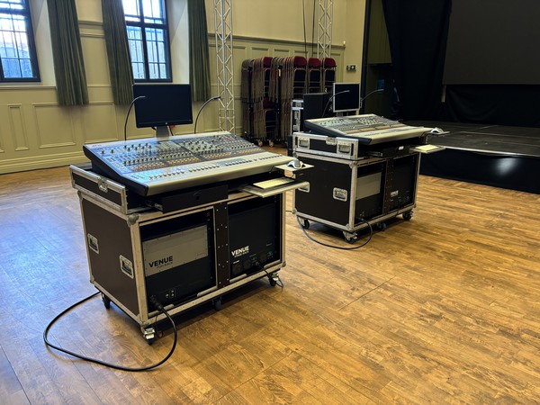 Avid Venue Profile with flight case / stand