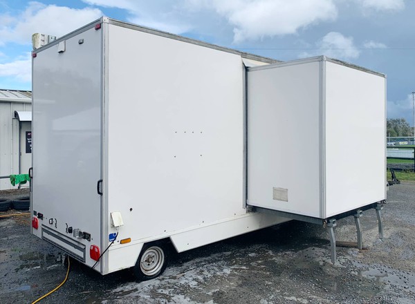 Exhibition trailer with slide out pod