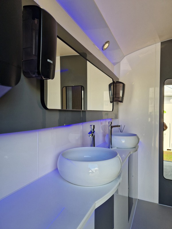 Modern 3+2 Toilet Trailer