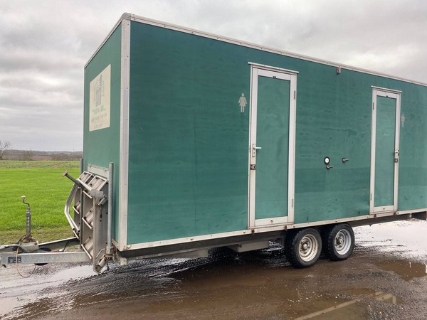 Toilet trailer with aluminium steps