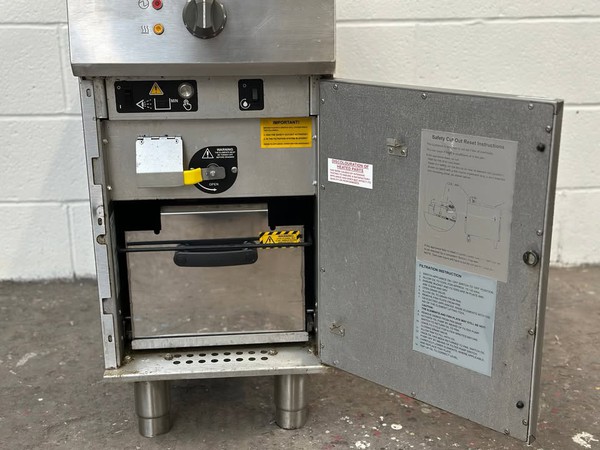 Free standing chip fryer