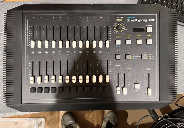 Philips strand 100+ lighting desk