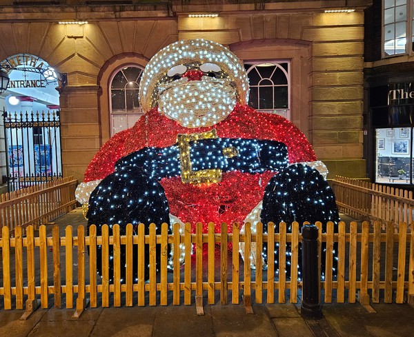 Used 5m x 5m Light Up Santa Sculpture For Sale