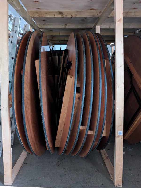 Round table with rubber bumpers and stacking battens