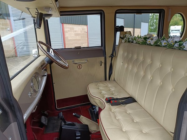 Imperial Landaulet with button bench seating