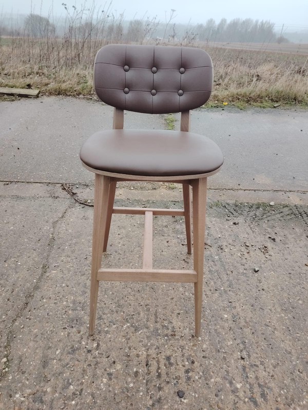 Used 102x Restaurant Chairs & Bar Stools For Sale