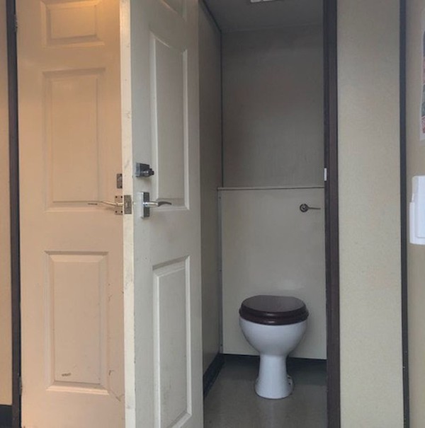 4 + 3 Luxury Toilet Trailer