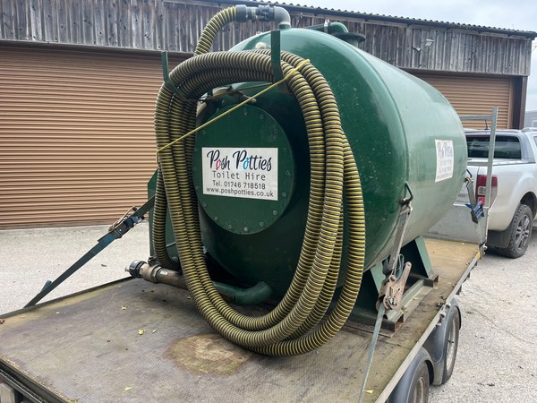 Rapid vacuum tank with tiger tail hose