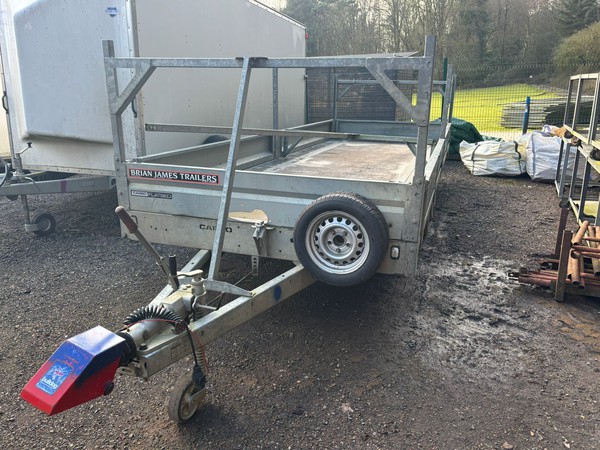 Tri Axle trailer with ladder / marquee rack