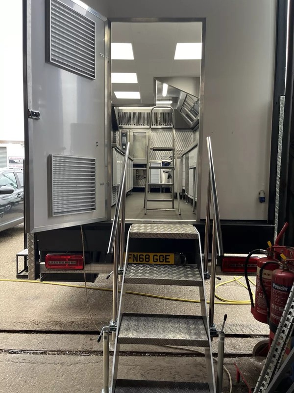 Secondhand Commercial Catering Truck For Sale