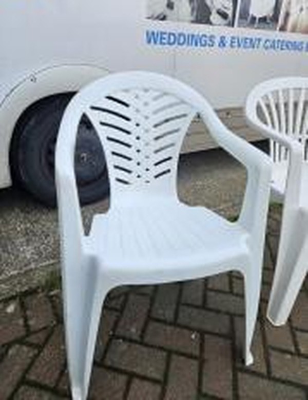 82x White Plastic Garden Chairs For Sale