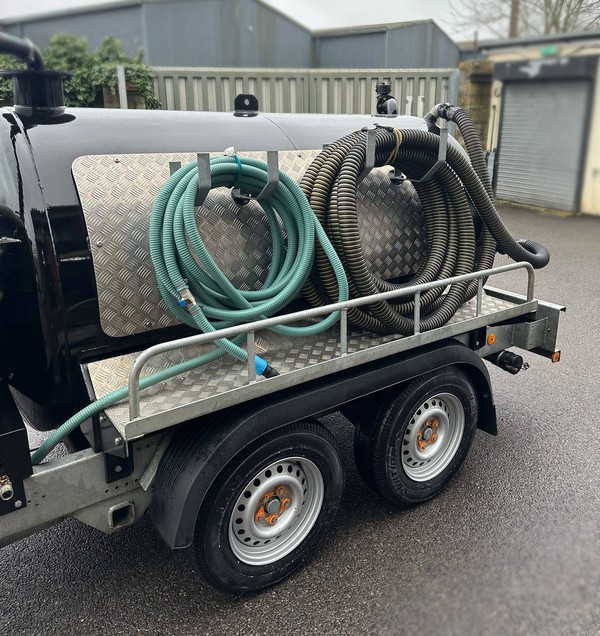 Rapid vacuum tank trailer hose pipe storage