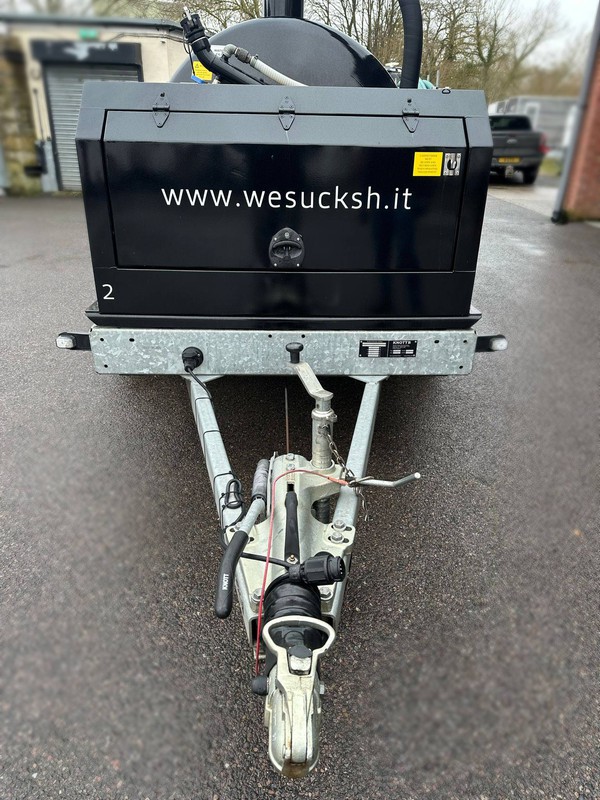 Rapid vacuum tank trailer tow hitch