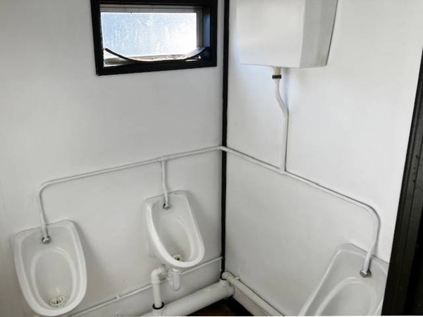 Toilet cabin with urinals