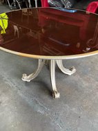 Round dining table