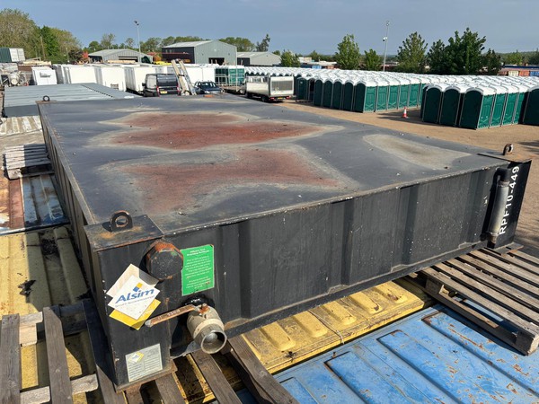 Toilet cabin waste tank