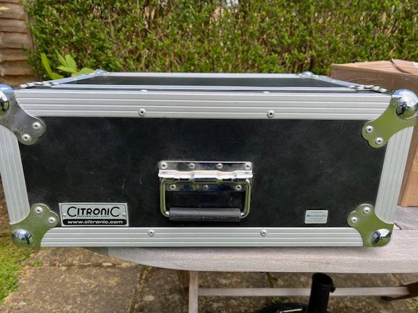 Flight case for a graphic EQ