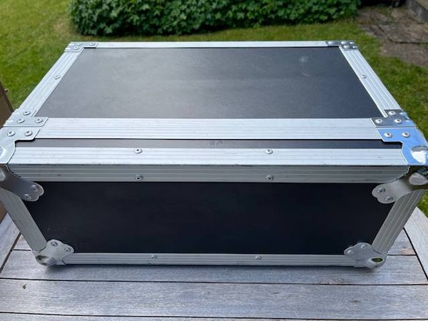 Graphic equalizer in flight case
