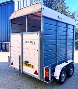 Double horse trailer with ramp