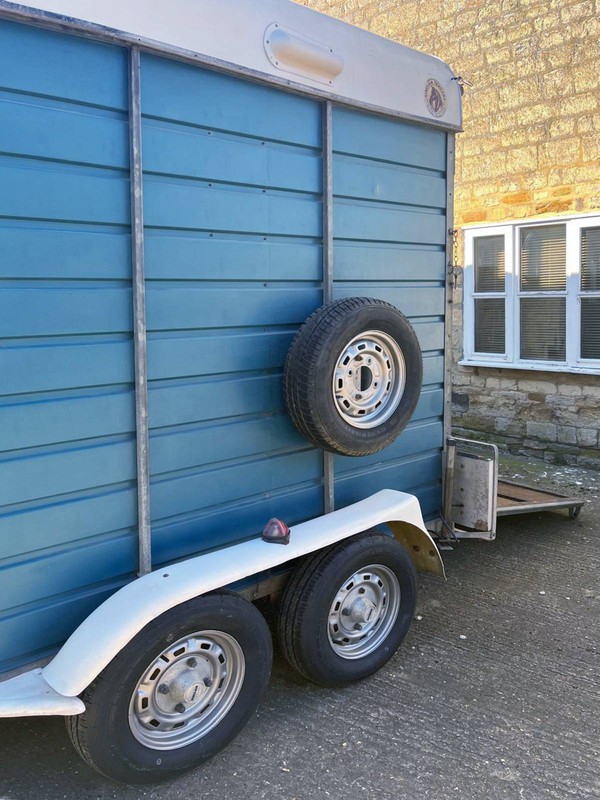 Double horse trailer for sale