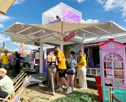 Two deck Festival merchandise unit