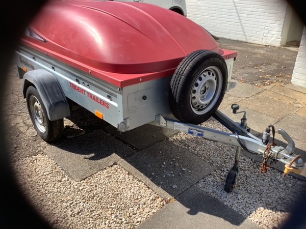 Camping trailer with lockable lid