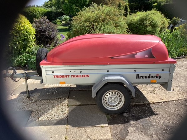 Small camping trailer with lid