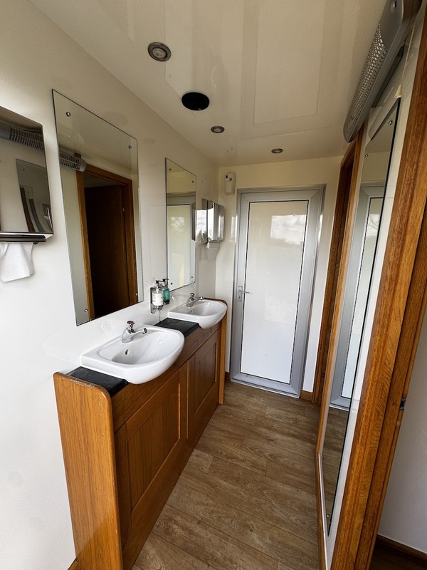 2+1 toilet trailer