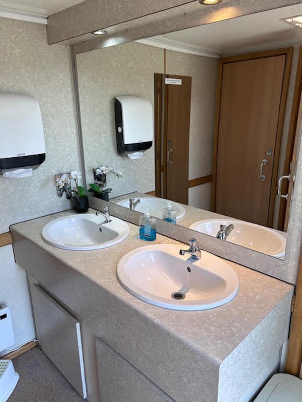 3+1 Luxury Toilet Trailer Sinks