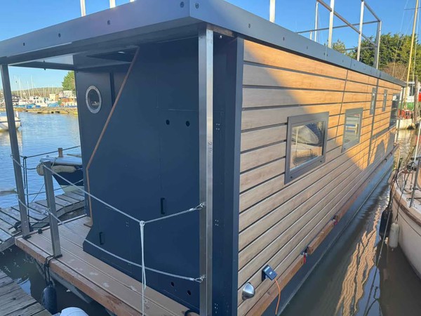 House boat with roof deck